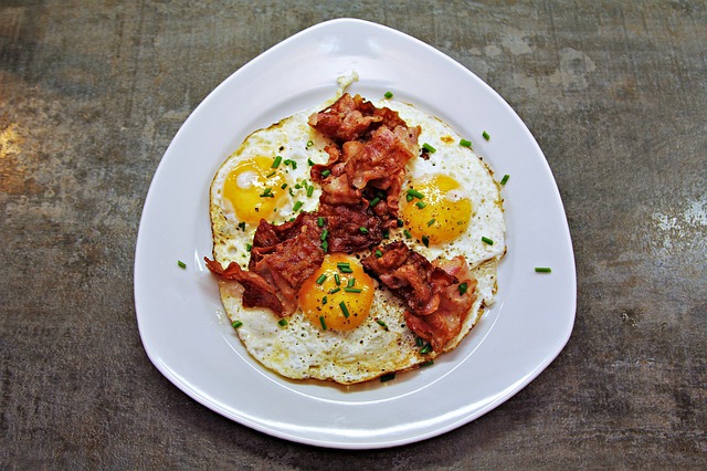 Enjoy eggs and bacon on the keto diet.