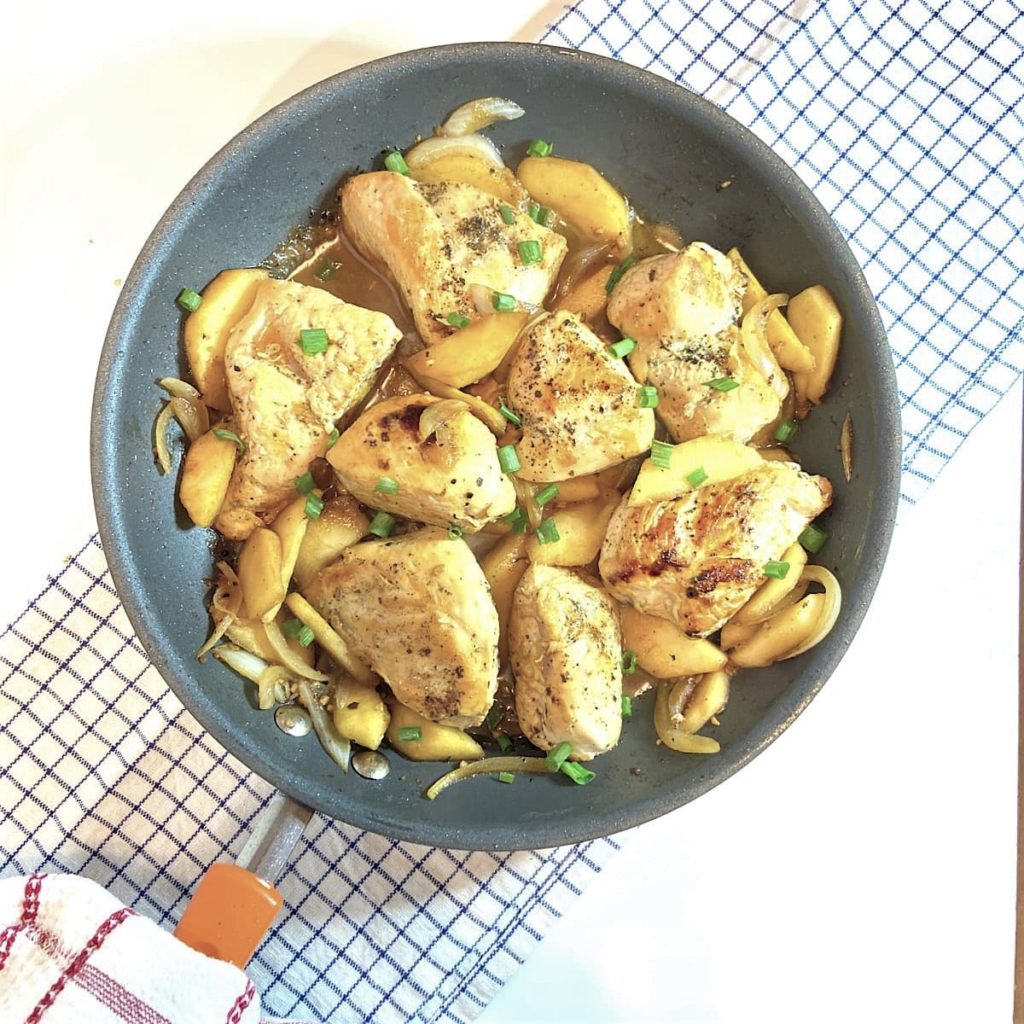 chicken saute with apple and onions