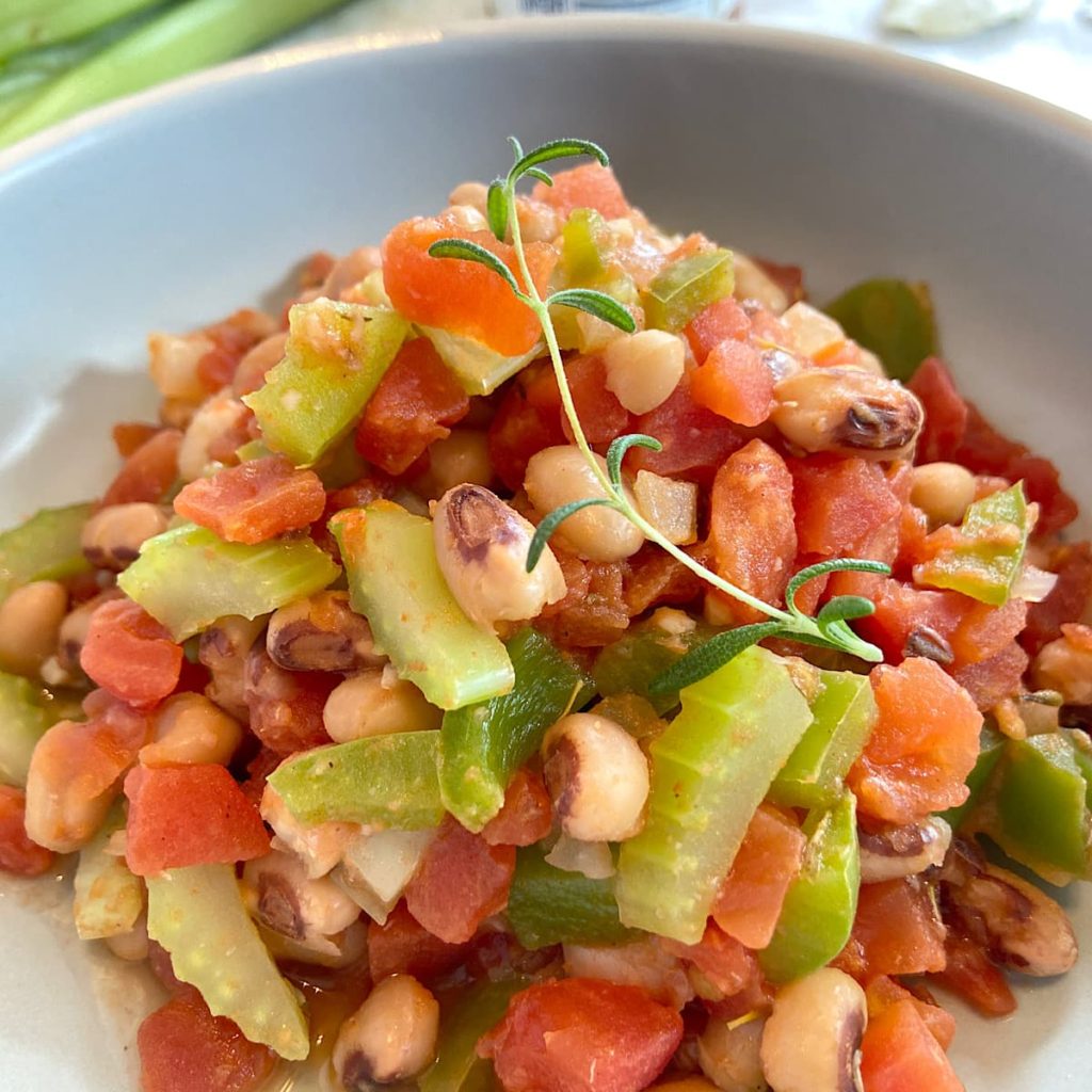 picture of a bowl of creole black-eyed pea recipe.