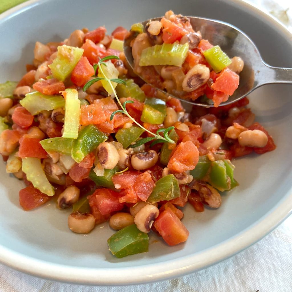 creole black eyed peas in bowl
