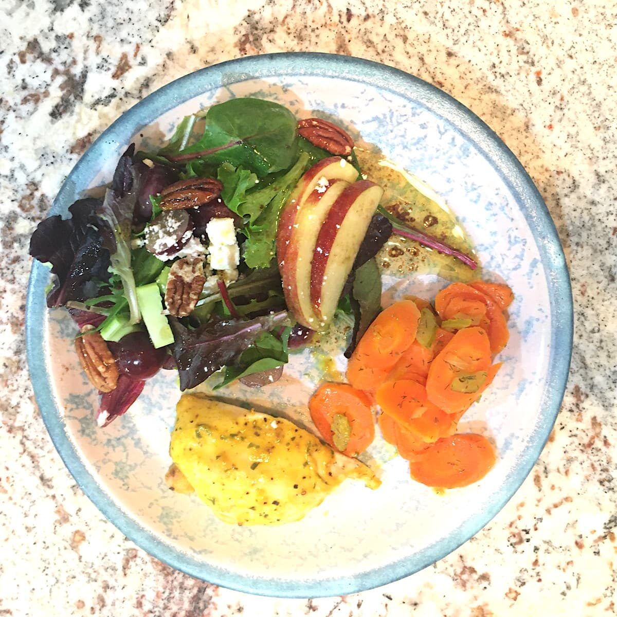 a plate showing sherving portions for half salad, half protein, and half carbohydrate vegetable