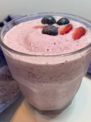 strawberry blueberry greek yogurt smoothie