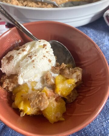 a serving of healthy peach crisp with ice cream